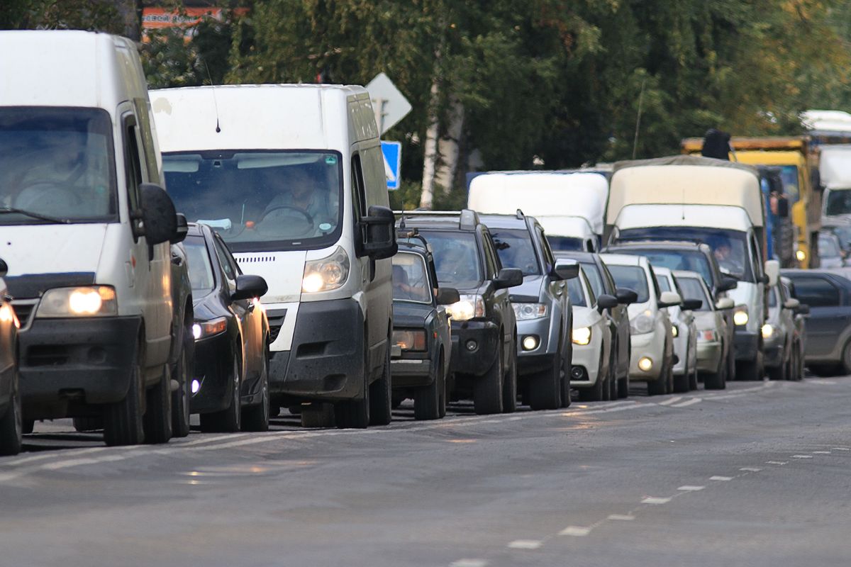 elektromos autó Traffic,On,The,Road,In,A,European,City,,Stopping,Vehicular