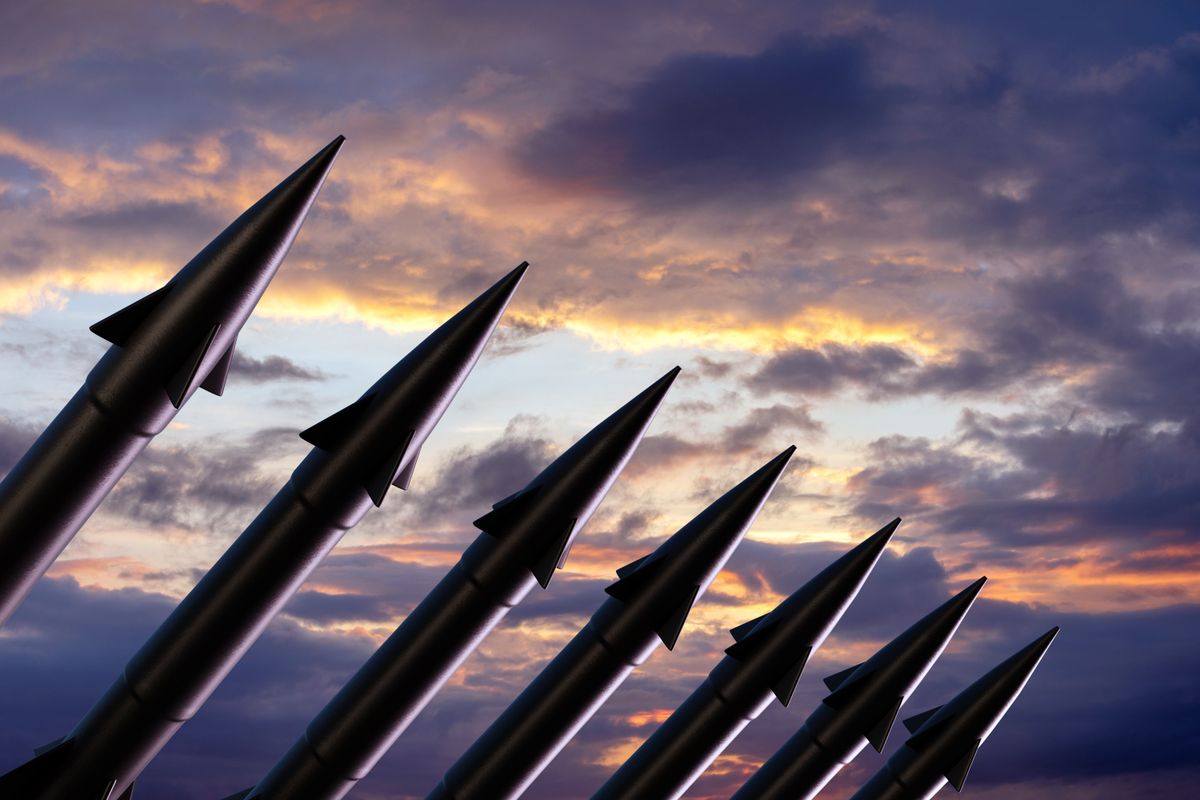 Row,Of,Nuclear,Ballistic,Missiles,In,Silhouette,Ready,To,Be Melyik ország birtokolja a legtöbb nukleáris fegyvert?
