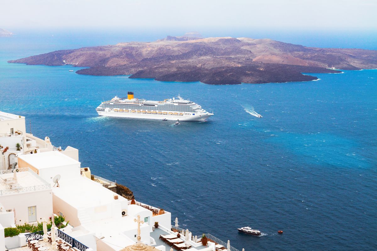 Thira,,Aegan,Sea,And,Caldera,Of,Santorini,Volcano,With,Ships, Új idegenforgalmi adó sújtja a görögországi turistákat