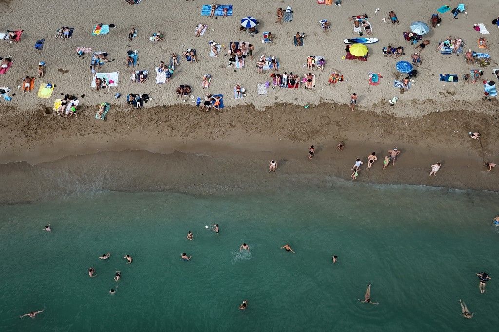 Athens welcomes tourists amid concerns of over-tourism görög strand turista turisták magyar