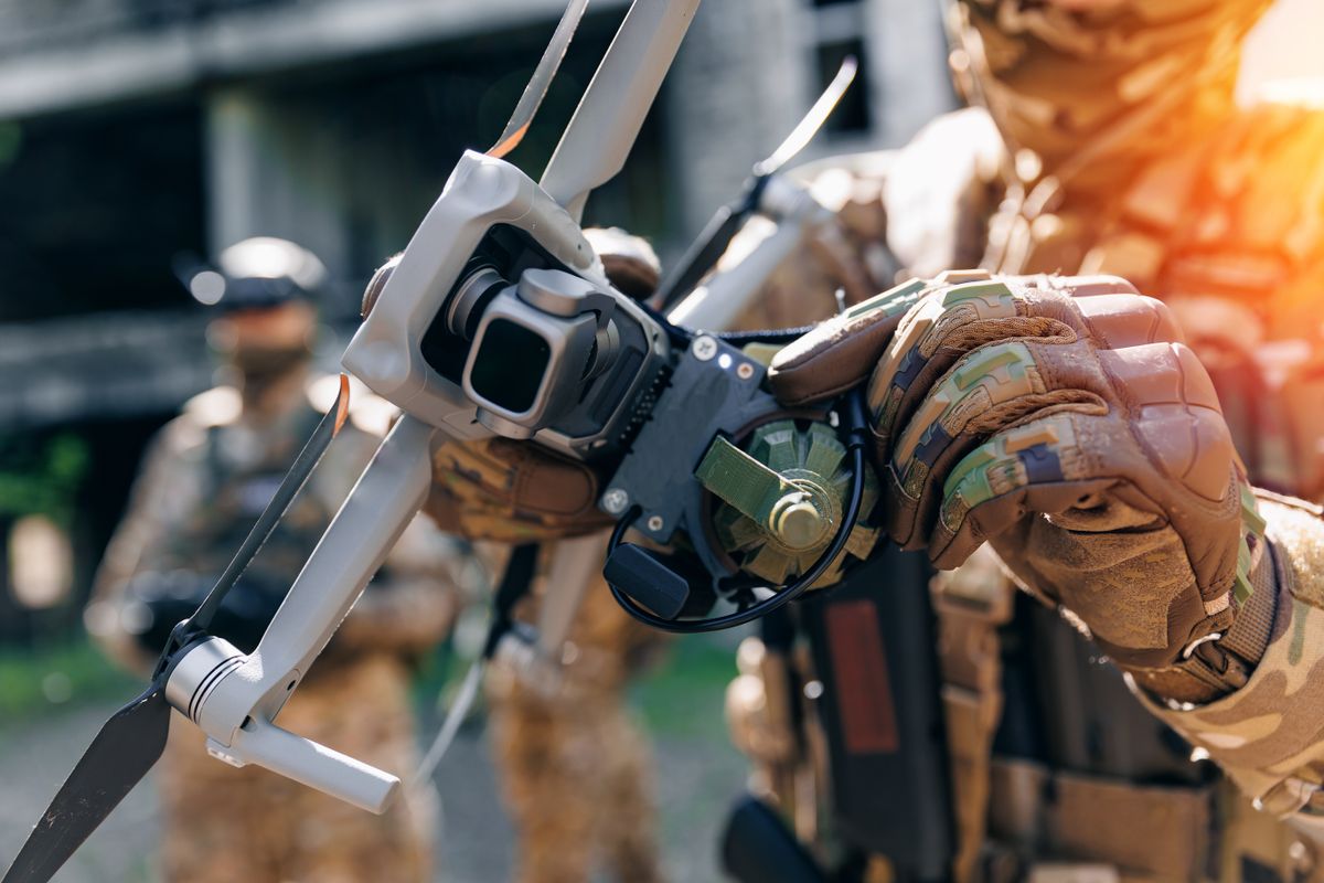 Modern,Drone,With,Reset,Device,For,Bomb,In,Hands,Of drónok