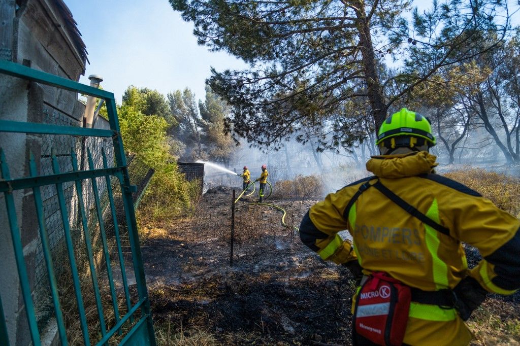 FRANCE-FIRE-ESTAQUE-JULY-2025  Súlyos tűzvész pusztít Franciaország második legnagyobb városában Marseille