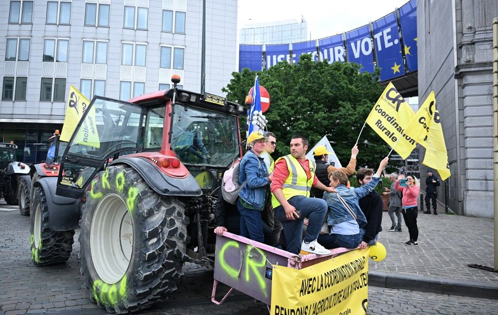 Farmers' protest in Brussels: Farmers park tractors near European Parliament
gazdák