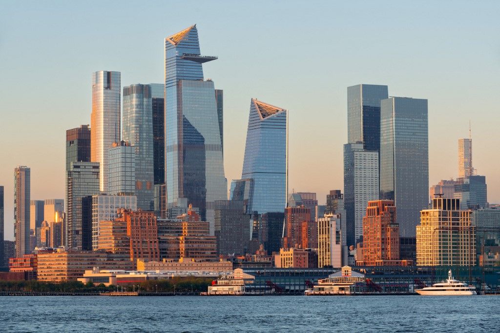 UNITED STATES, NEW YORK CITY, MIDTOWN MANHATTAN. SKYLINE WITH HUDSON YARDS SKYSCRAPERS. CITYSCAPE VIEW FROM ACROSS THE HUDSON RIVER