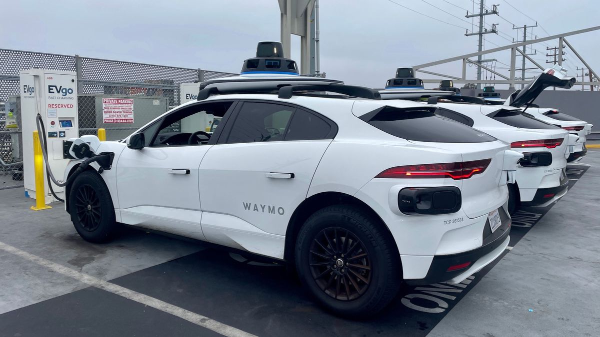 Nemiszervméregetéssel és csípős üzengetéssel érkezett a Tesla a robotaxi-versenybe