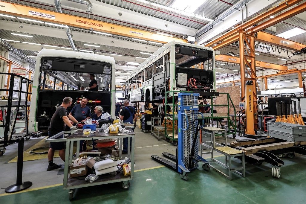 HUNGARY-KOMAROM-BYD-ELECTRIC BUS PLANT kereset bér fizetés gyár