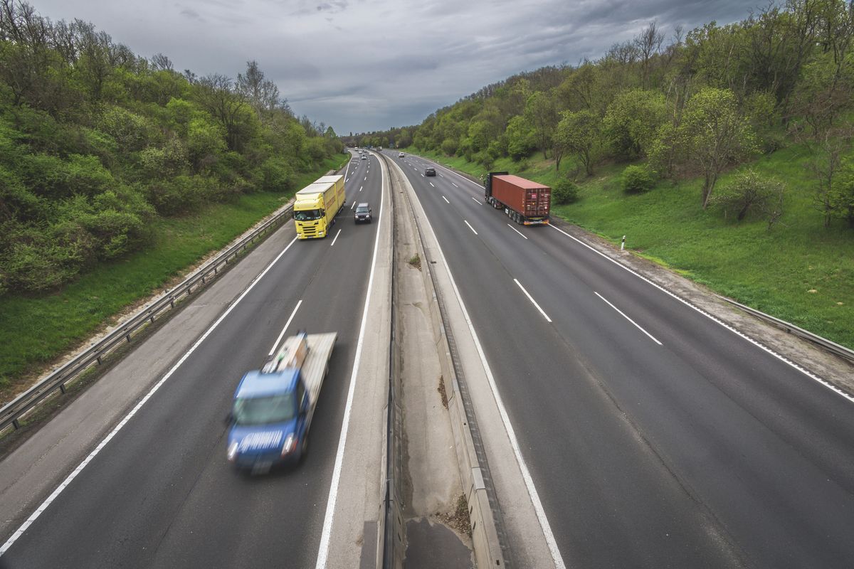 Két tömegbaleset is bénítja a forgalmat az M1-es és az M3-as autópályán