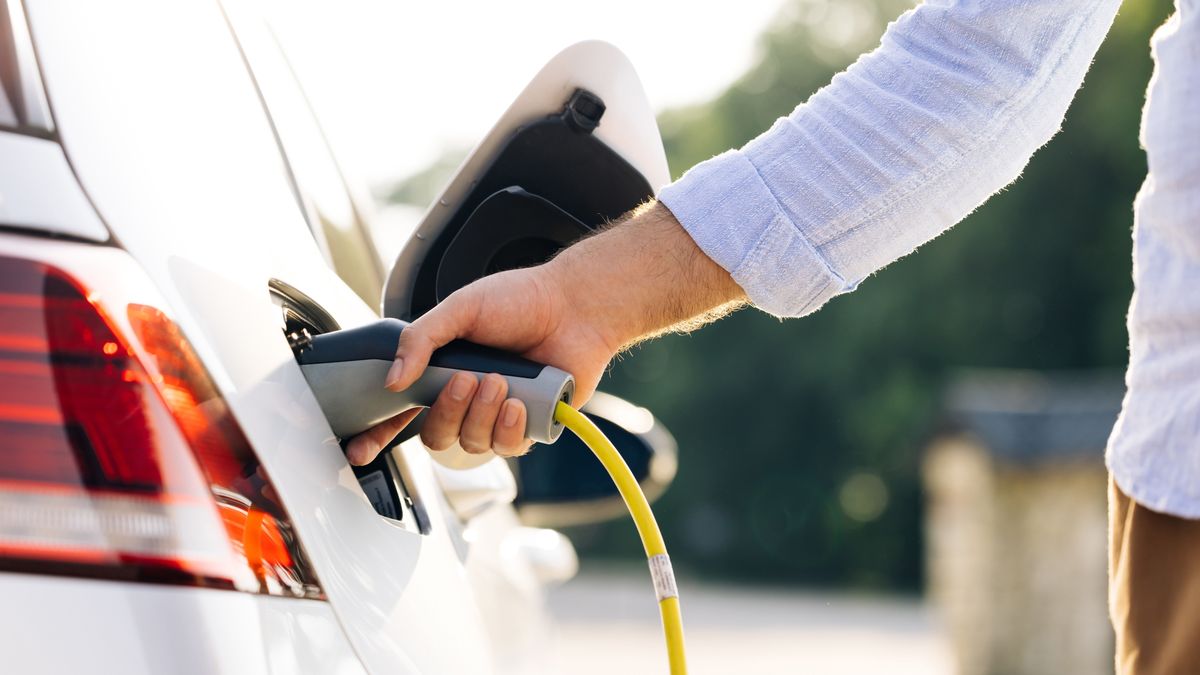 Több ezer magyar cég kapta már meg a támogatást elektromos autókra 