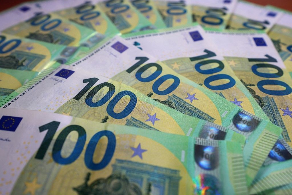 100 euro banknotes