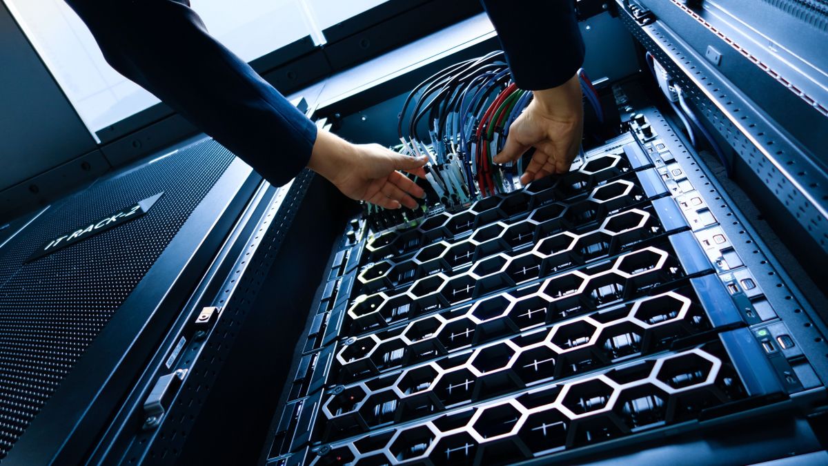 Övezet,Hands,Organizing,Cables,In,Server,Racks,Within,A,Modern,Data