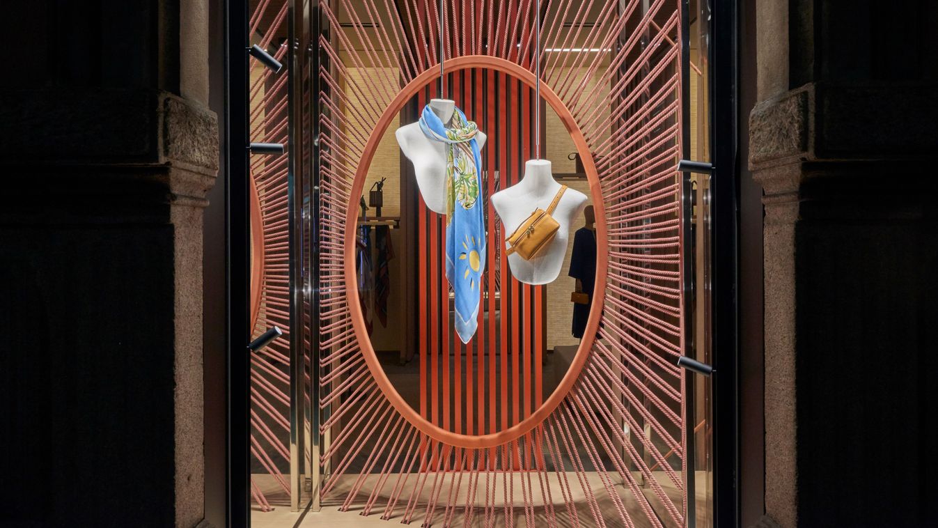 Milan,,Italy,,July,2020,,Loro,Piana,Front,Showcase,In,Via, zöld, gyapjú, bárány, luxus