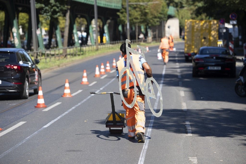 Start of construction for safe bike lanes on Schönhauser Allee