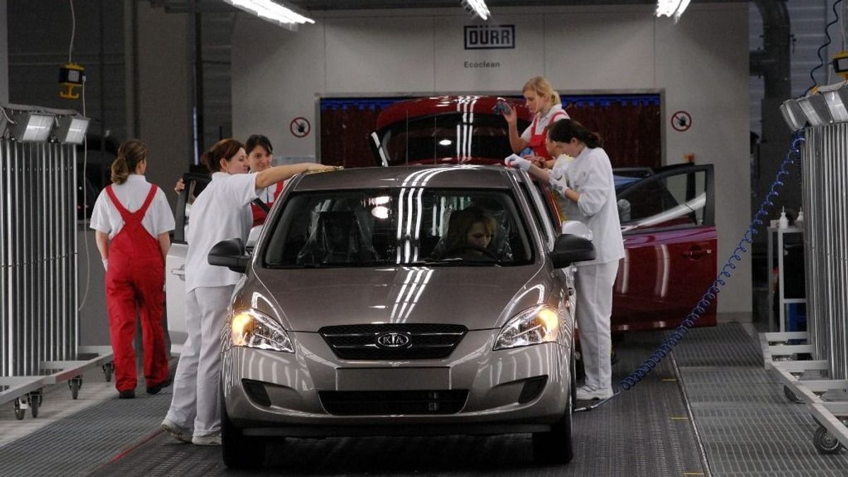 Fordulat: fellázadtak az európai elektromosautó-gyárak a belső égésű motorok ellen – Szlovákiából tették nevetségessé a Mercedes vezérét