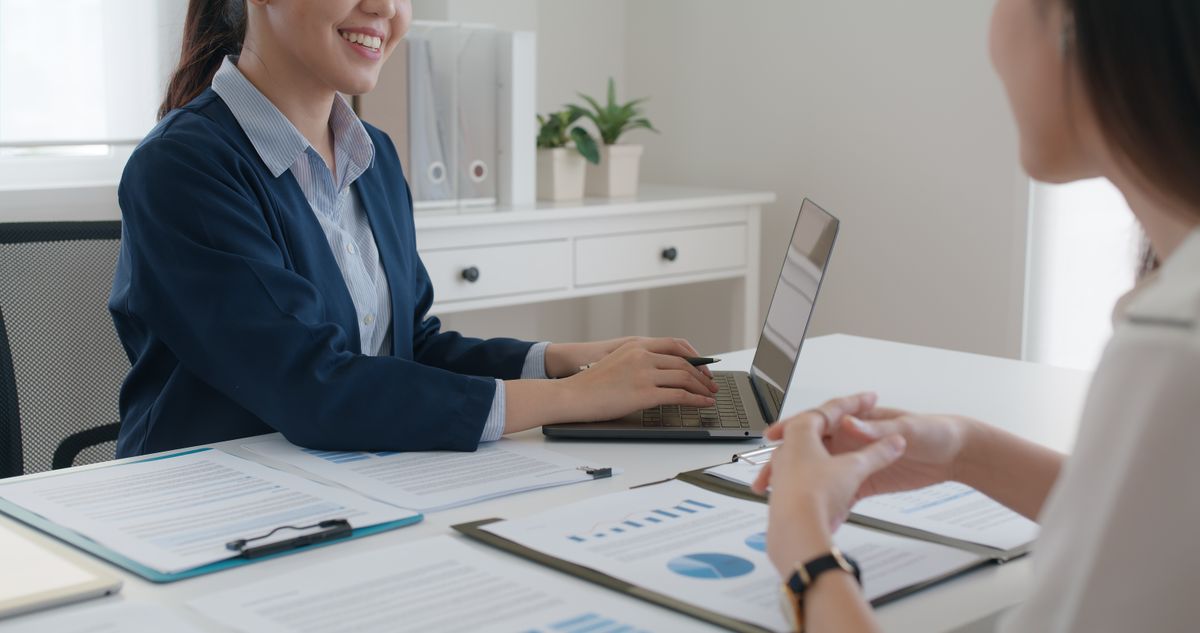 Asia,Real,Estate,Sale,Agent,,Stock,Market,Trader,Woman,Work