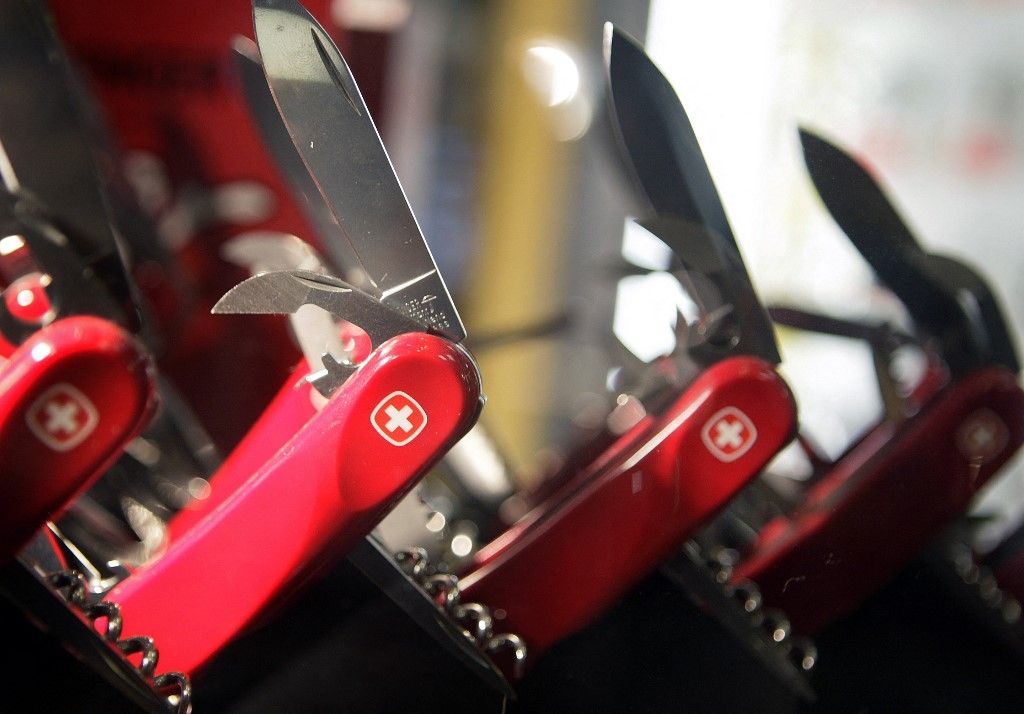 SWITZERLAND-ARMY-KNIFE