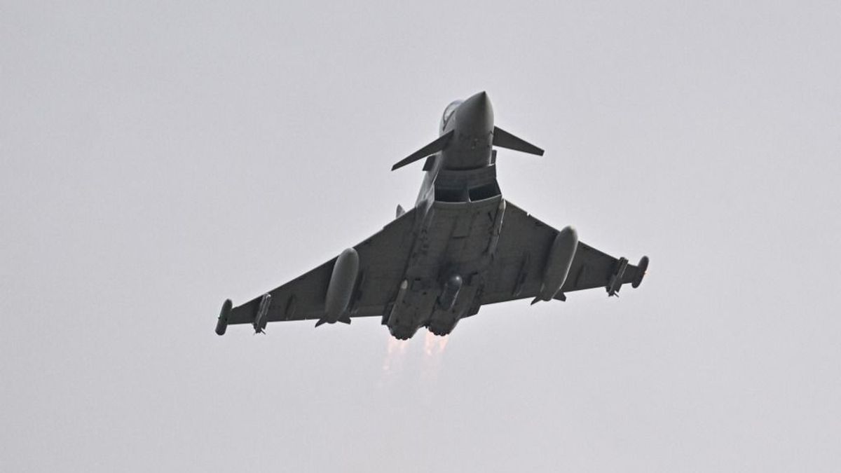 Rendkívüli: lezuhant egy F-16-os vadászgép Lengyelországban, a helyszínre tart a kormányzat – videón a rejtélyes katasztrófa 