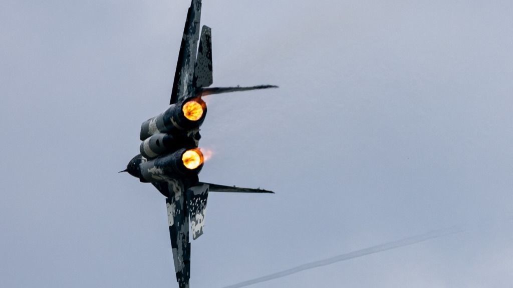 Jared Isaacman In His MiG-29 Fighter Jet Performing At EAA AirVenture 2025 orosz vadászgép