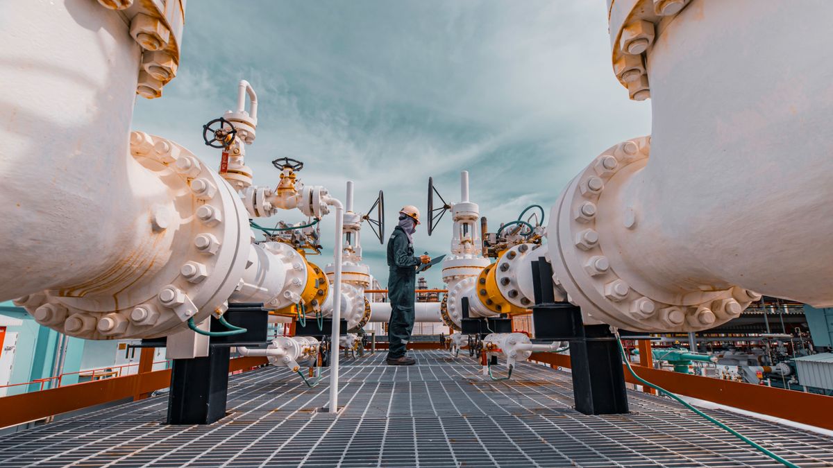 orosz Male,Worker,Inspection,At,Steel,Long,Pipes,And,Pipe,Elbow