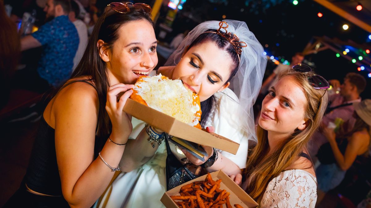 Nagyot húzott a Sziget: délután olcsóbban, este a tavalyi árakon vehetik a sört a fesztiválozók – idén is készülnek pénztárcabarát ételekkel
