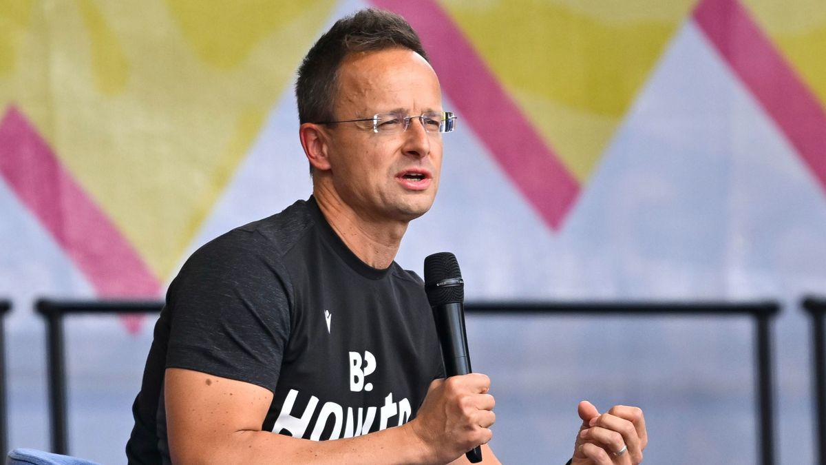 Szijjártó Péter az MCC Feszten: feltörölték a padlót Ursula von der Leyennel 
