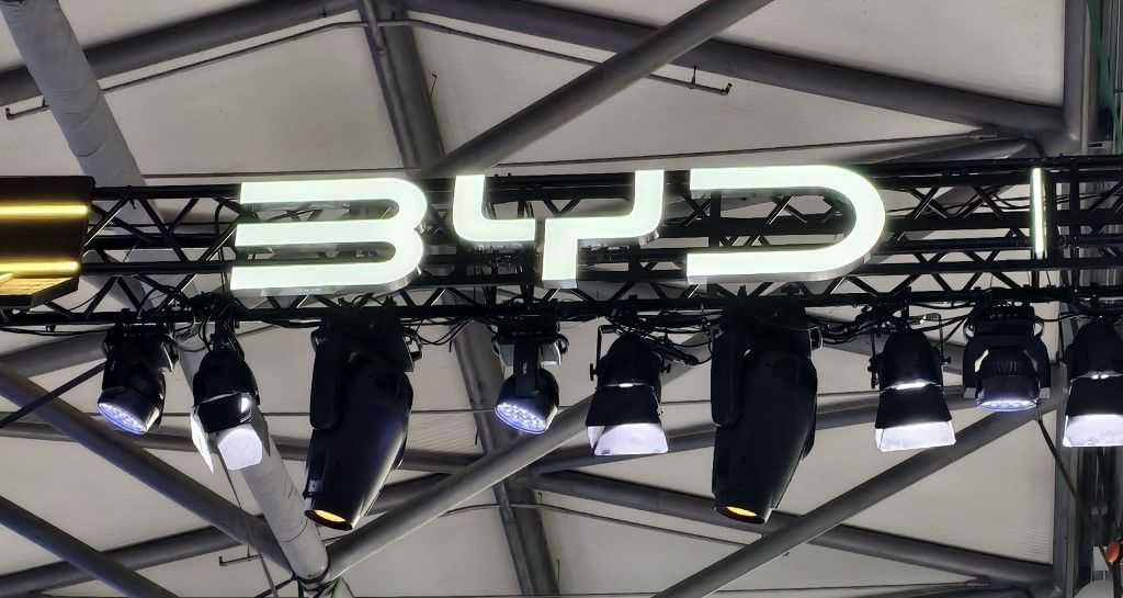 BYD Booth at 2025 ChinaJoy Most mindenki láthatja: belecsapott a villám a BYD népszerű autójába - videóra vették, mi történt a kínai elektromos autóval
