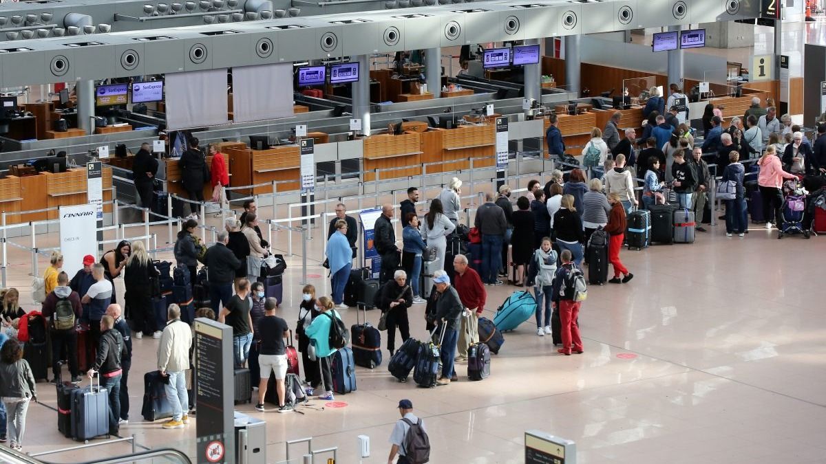 Megkezdődött a sztrájk a reptereken: magyar utasok ezreit érintheti 