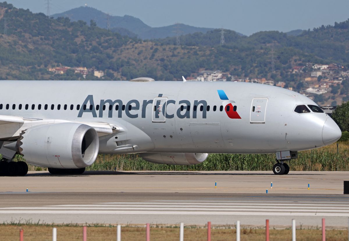 Budapest–Philadelphia, Diverse aircraft on the takeoff runway at Barcelona Airport
