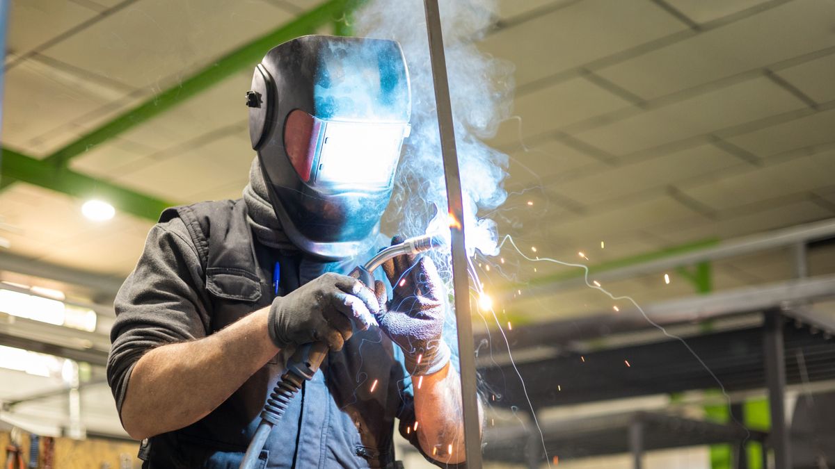 kkv,A,Man,Working,As,A,Welder,With,A,Protective,Mask