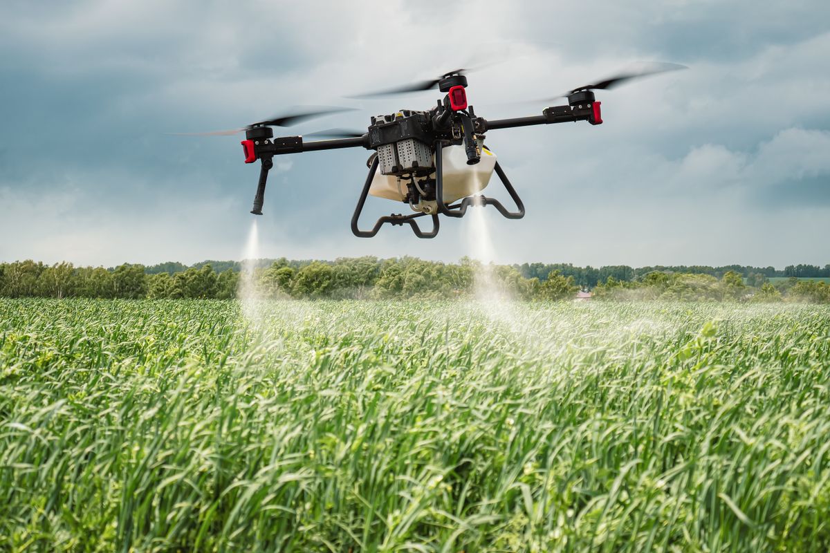 Modern,Technologies,In,Agriculture.,An,Industrial,Drone,Flies,Over,A, precíziós technológiák