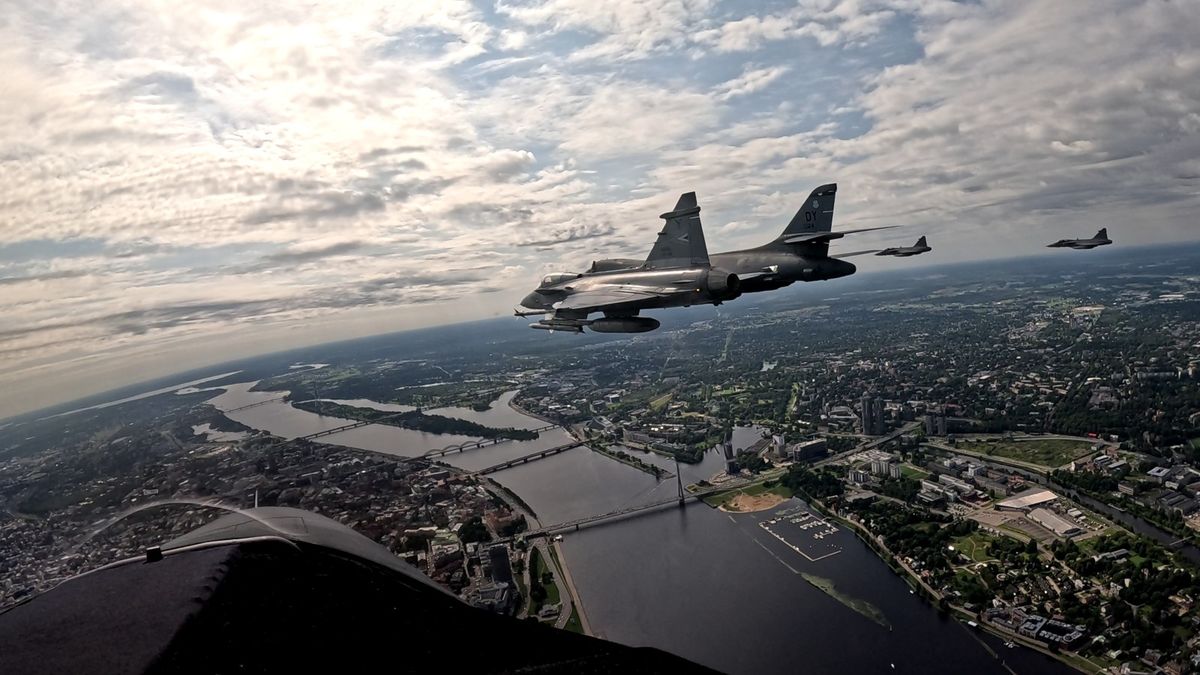 Nem mindennapi: videóra vették a magyar Gripeneket méterekre a legendás B-1-es amerikai nehézbombázó repülőgéptől – ez az oroszoknak szólt 