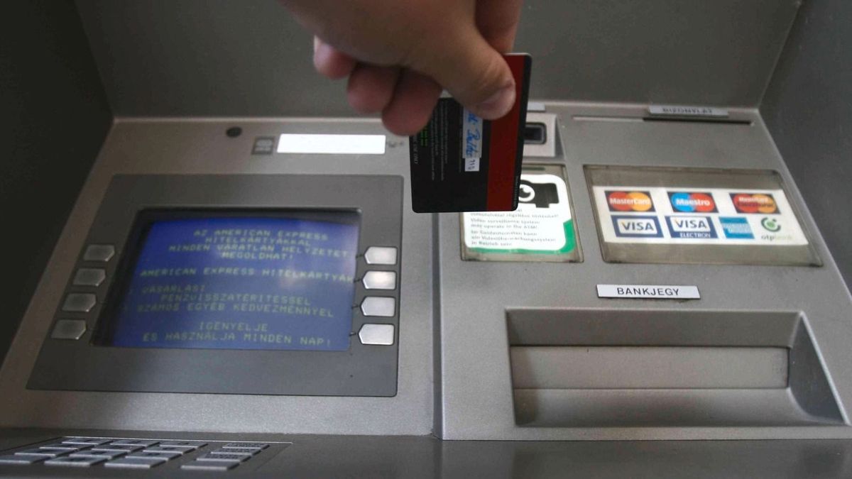 Rákaptak a magyarországi bankok a kártyacserére – ez áll mögötte 