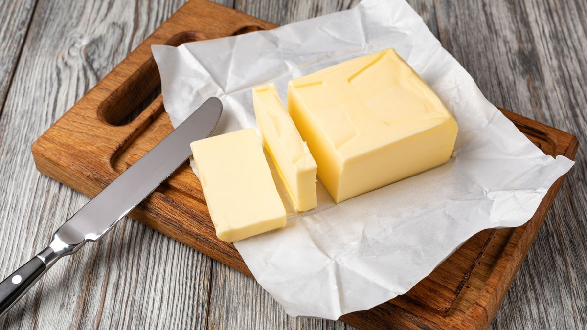 Fresh,Butter,Slices,On,A,Wooden,Cutting,Board,With,A, világ legjobb vajai