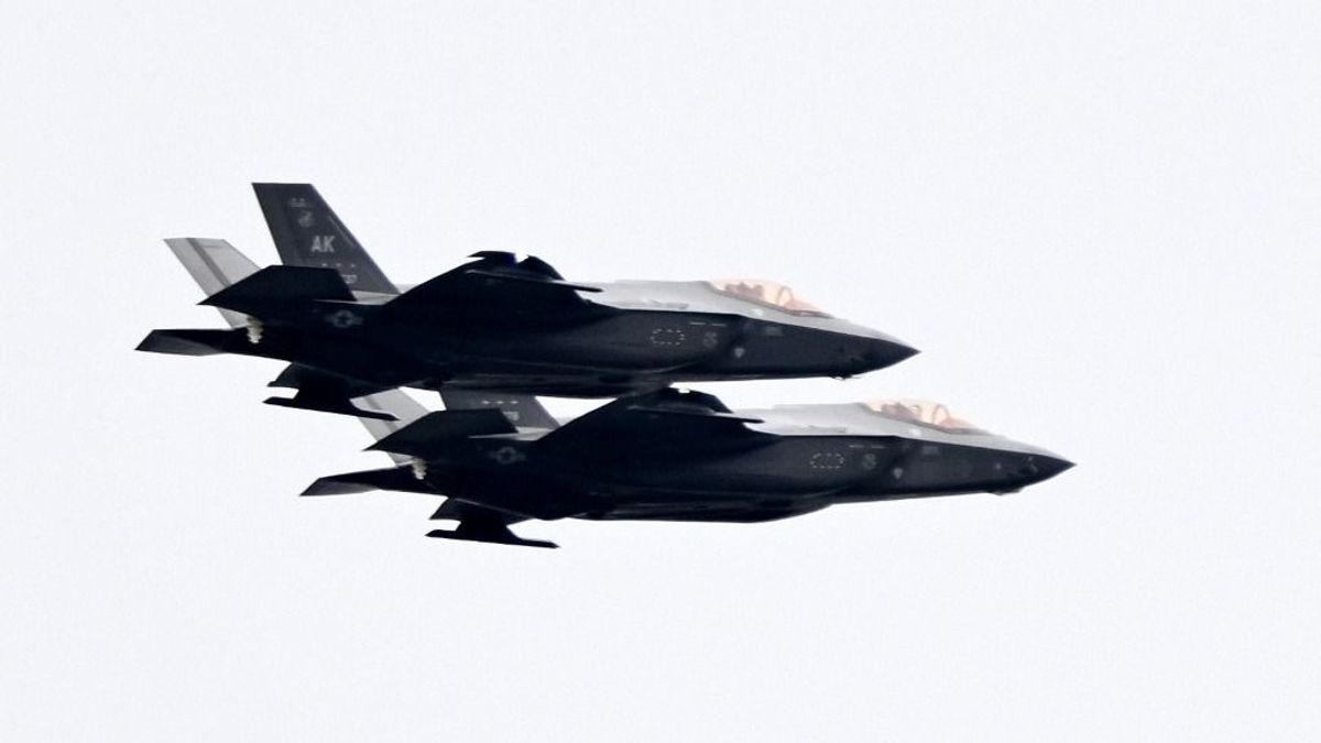 A Kreml azzal henceg, hogy Putyint amerikai F35-ös gépek kísérik - videó 