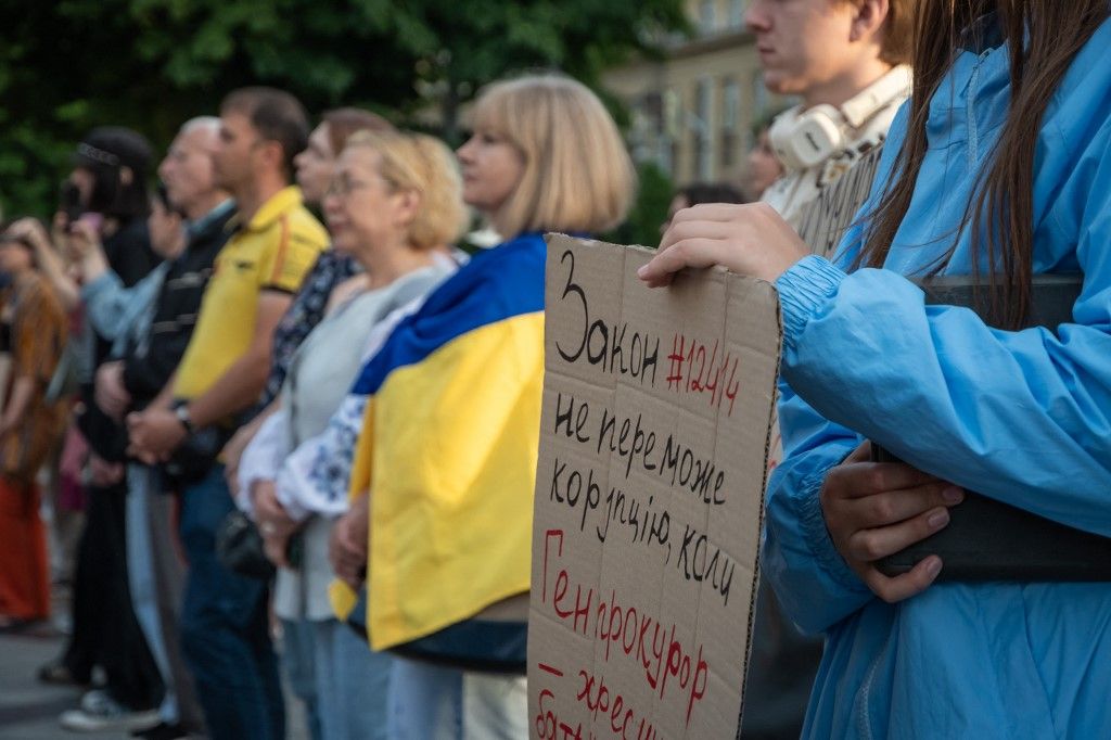 Ukrainians continue protesting against the law that limits the power of anti-corruption bodies Újabb korrupciós botrány Ukrajnában: felfüggesztették az energiavámokért felelős hatóság vezetőjét