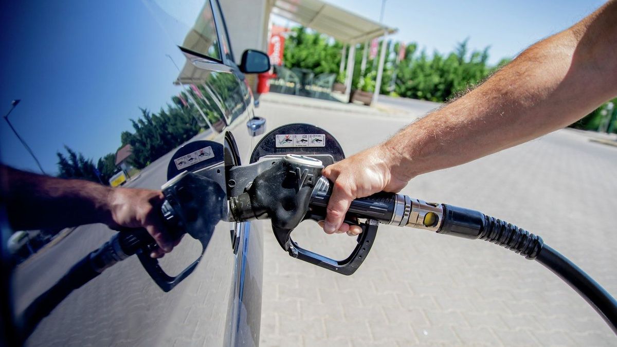 Megérkezett a régen várt bejelentés az üzemanyagról: általános árcsökkentés lép életbe Magyarországon