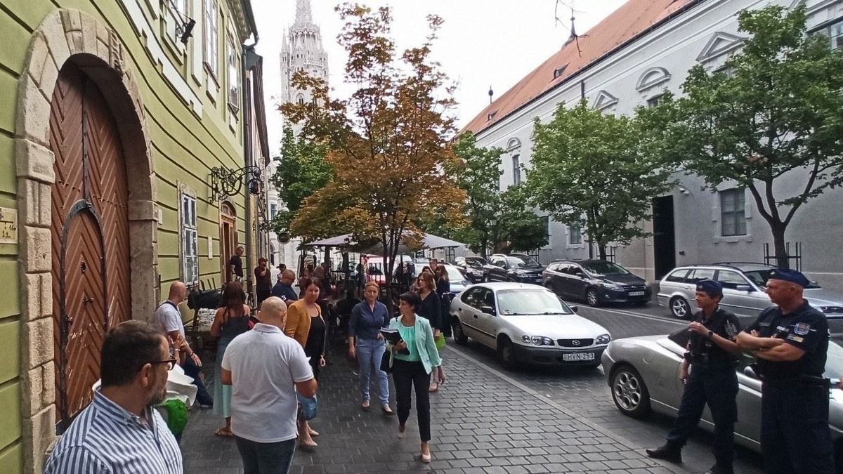 Elege lett az önkormányzatnak: visszaveszi Magyarország egyik legrégebbi cukrászdáját, zajlik az akció – farkasszemet néznek a rendőrök az üzemeltetővel cukrászda