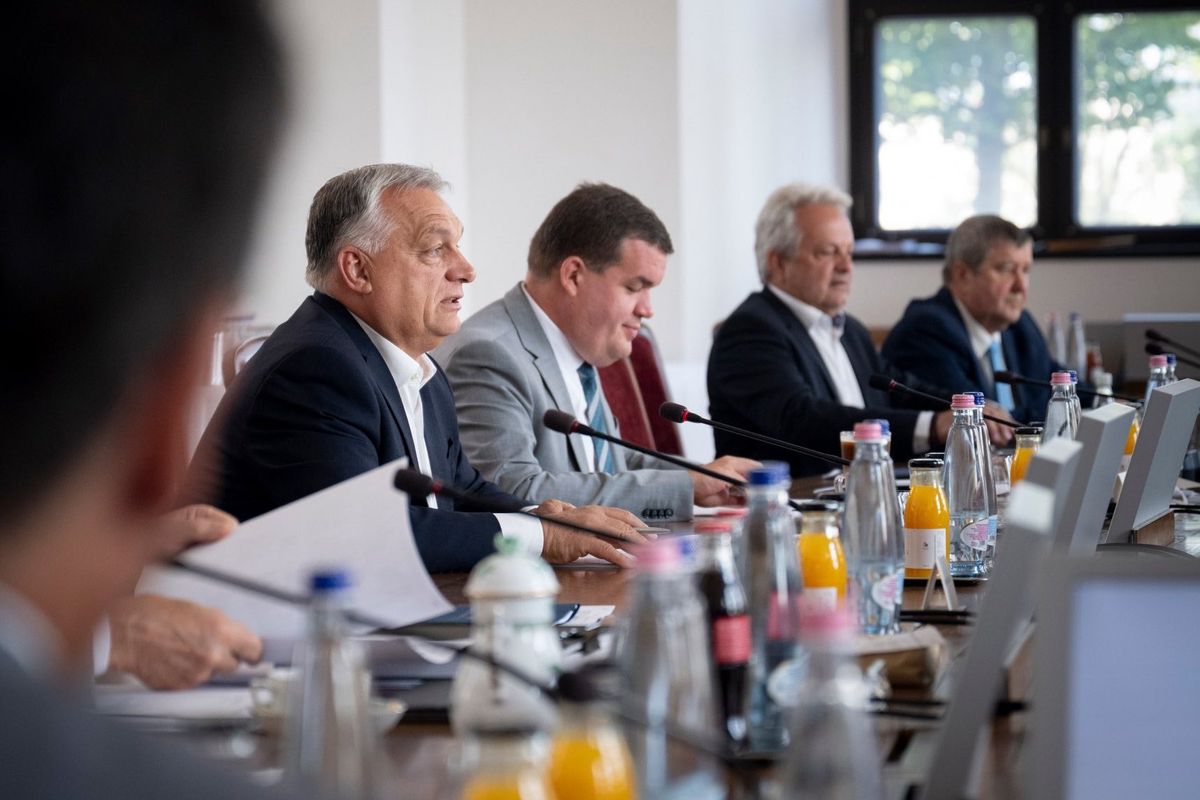 ORBÁN Viktor, kormányülés, otthon start