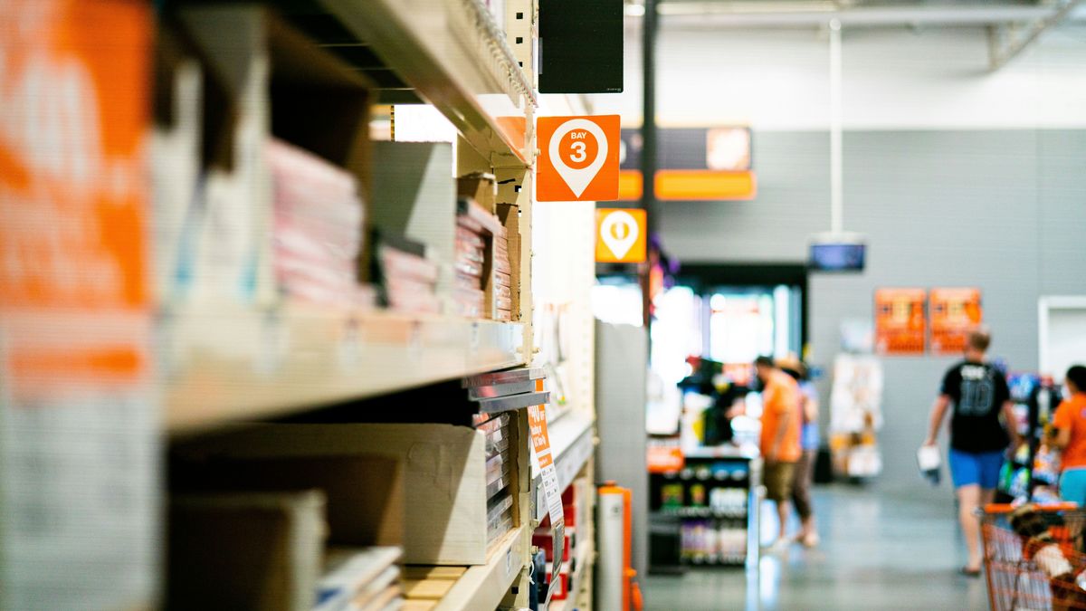 Árufeltöltőként dolgoznak a vevők egy szupermarketben 