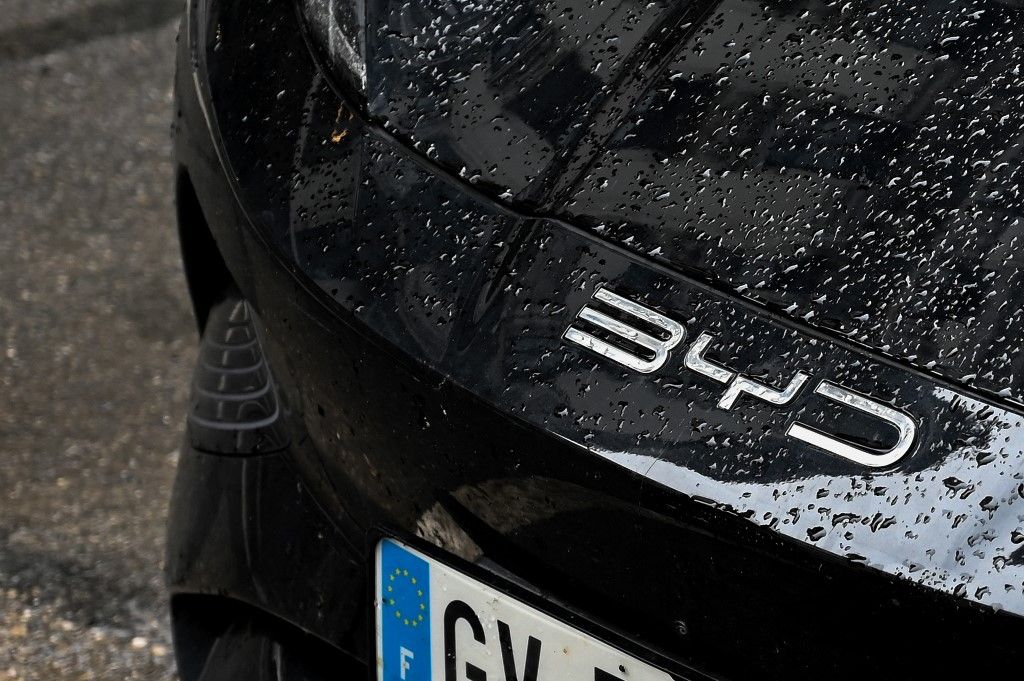 FRANCE-LOGO-BYD-CAR-RAIN-LYON Ez a nagy baja a BYD szuperolcsó autójának: Kínában négy, mire Magyarországra ér nyolc millióba kerül – ezért drágul meg