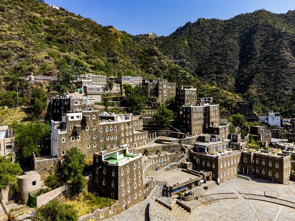Aerial of Rijal Almaa mountain village, Asir mountains, Kingdom of Saudi Arabia A hegyvidéki turizmust fejlesztené a sivatagjairól ismert Szaúd-Arábia