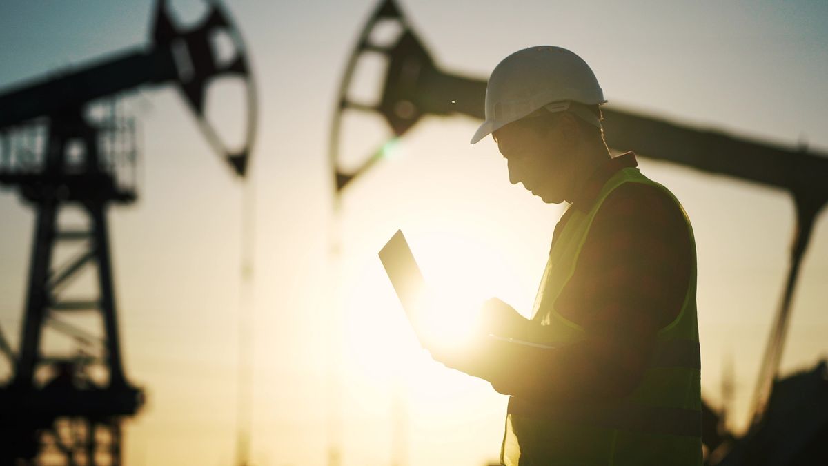 Oil,Business.,Engineer,Next,To,An,Oil,Rig.,Oil,Production olajtermelés