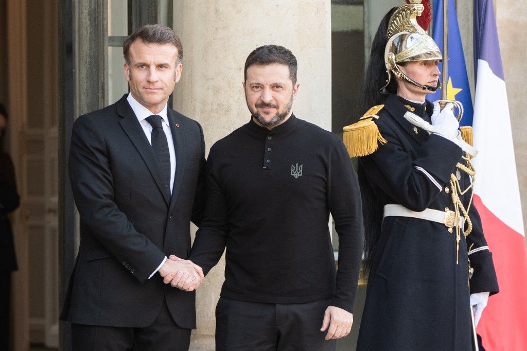 FRANCE-PARIS-VOLODYMYR-ZELENSKY-EMMANUEL-MACRON-ELYSEE-PALACE
