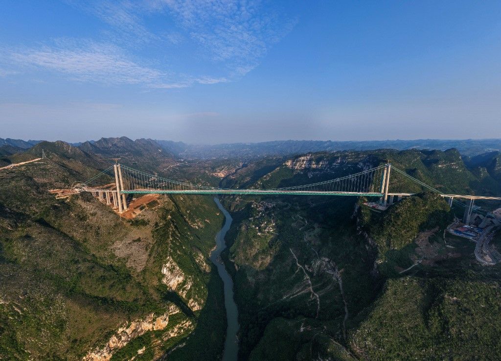 (GloriousGuizhou)CHINA-GUIZHOU-HUAJIANG GRAND CANYON BRIDGE-CONSTRUCTION (CN) Kína kettévágott egy hegyet, hogy felépítse a világ legmagasabb hídját