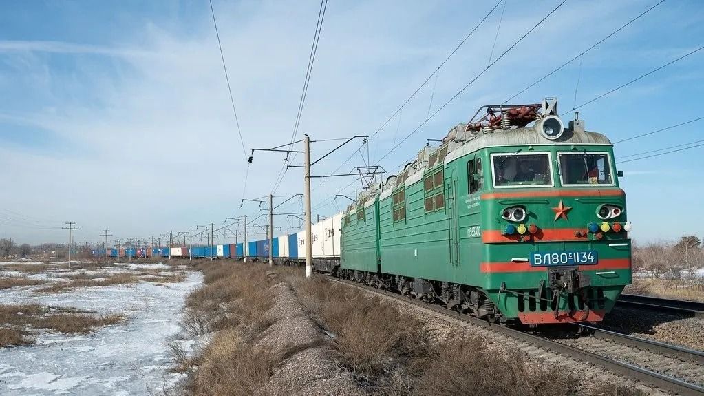 Egy, a volt Szovjetunióban készült, a volt tagköztársaságokban (Üzbegisztánban is) széles körben használt VL80-as típusú mozdony és egy szerelvény (illusztráció)
