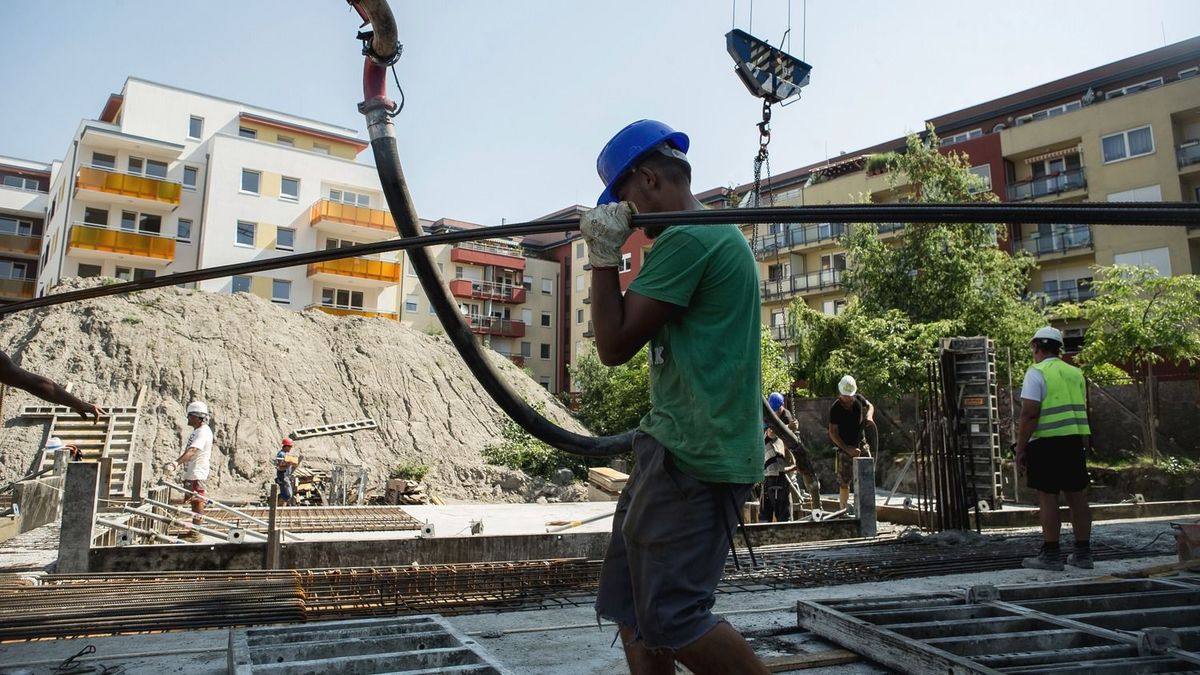 Vendégmunkások Magyarországon: durván trükköznek a multik, már Nagy Márton is tud róla – kiakadt a szakszervezet 