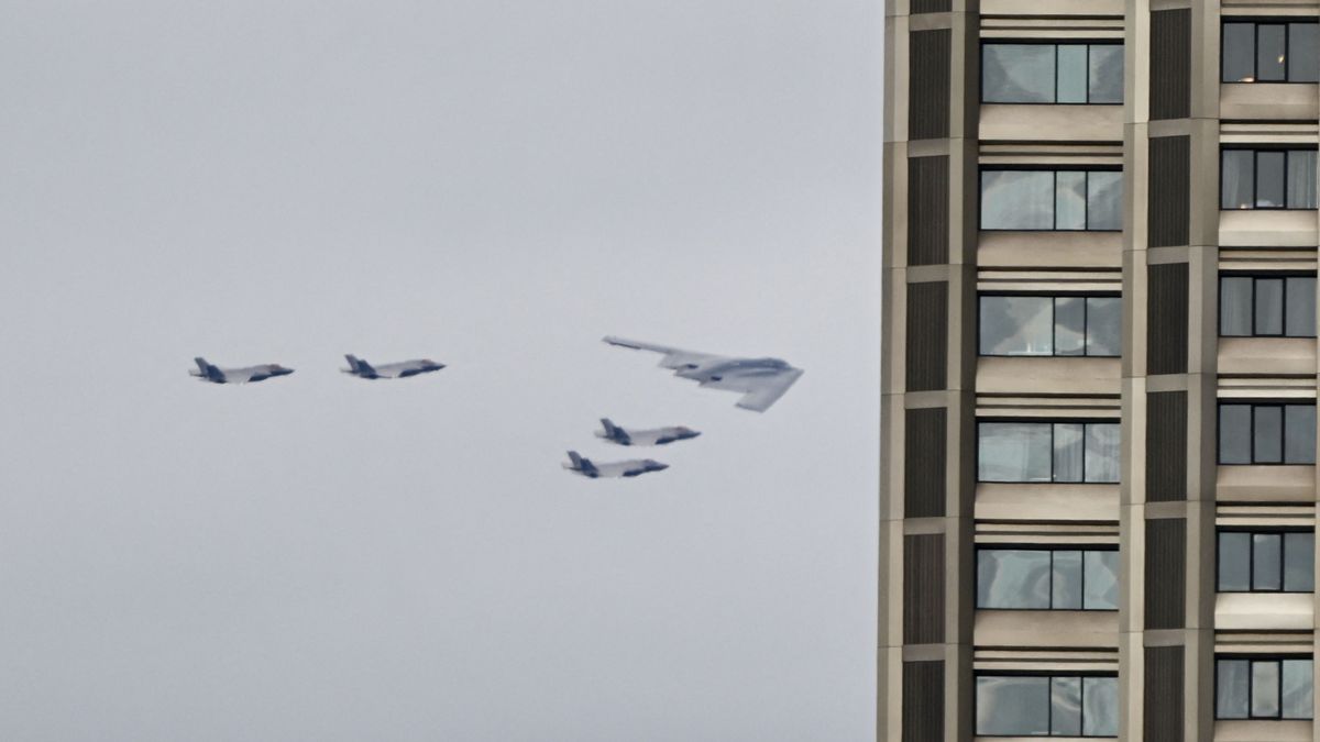 Félelmetes amerikai bombázó-kötelék húzott el Putyin feje fölött, amint kiszállt a repülőgépből –  videón a B2-es és a vadászgépek akciója 