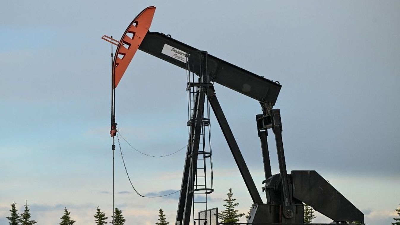 Döntött az OPEC+, felpörögnek az olajkutak, aminek egy okból talán örülhetünk Kép