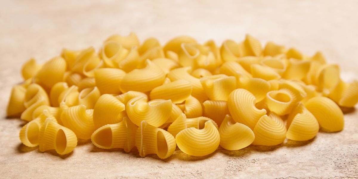 Wide-angle,Shot,Of,Uncooked,Pipe,Rigate,Pasta,With,Ribbed,,Golden Milliárdos károkat okoz az élelmiszer- és italhamisítás 
