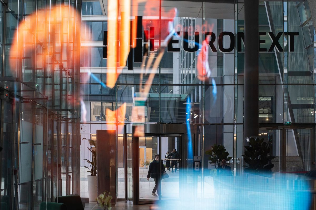 európai kisrészvény French Stocks as Investors Shun French Markets on Political Risk