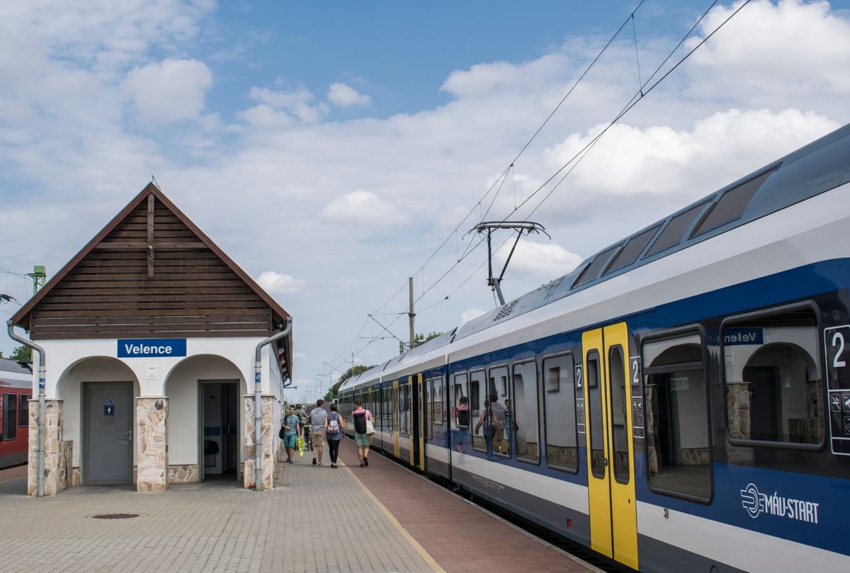 Train,Pulls,Into,Velence,Train,Station,On,A,Cloudy,Summers